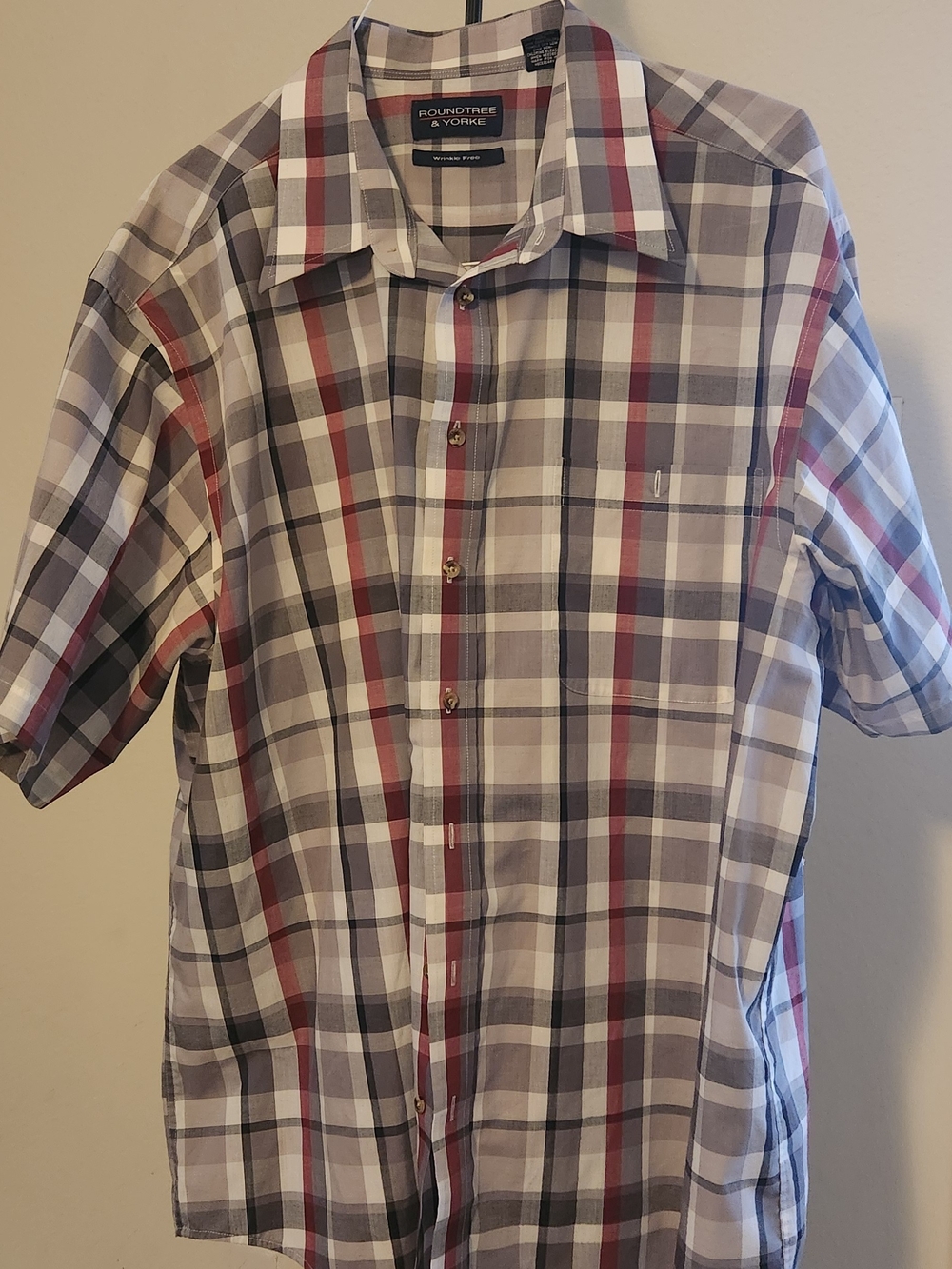 Roundtree & Yorke Short-Sleeve Plaid Button-Down in White, Red and Gray